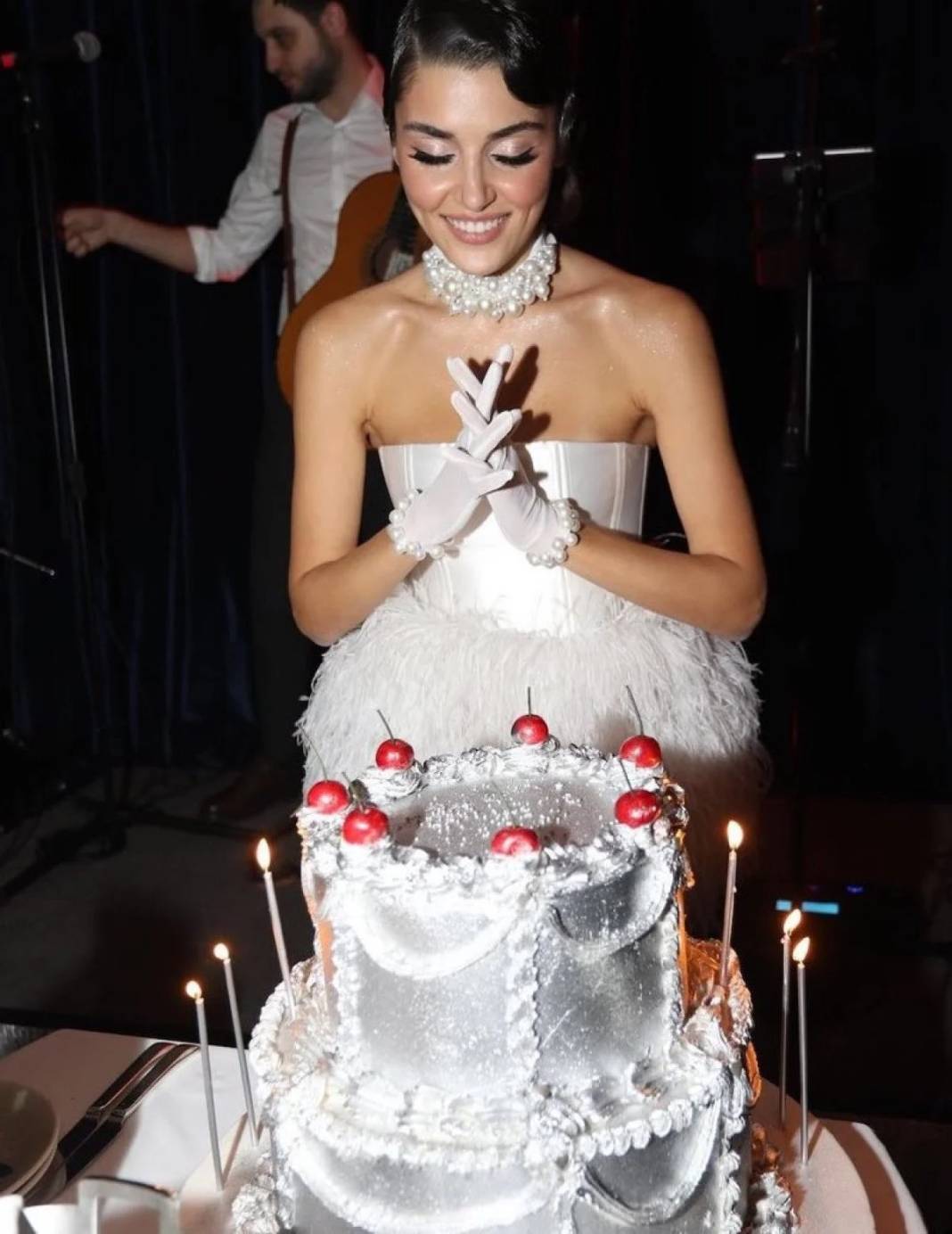 Hande Erçel’in kostümü sosyal medyayı salladı! Ünlü oyuncunun pozları beğeni yağmuruna tutuldu 2